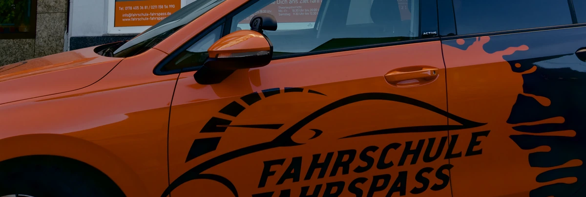 Schulfahrzeug VW Golf der Fahrschule Fahrspass mit dem Schriftzug auf der Fahrerseite
