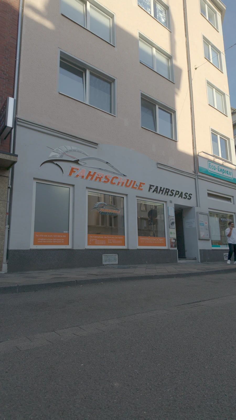 واجهة مدرسة القيادة Fahrschule Fahrspass في شارع Oststraße، واسم المدرسة فوق النوافذ