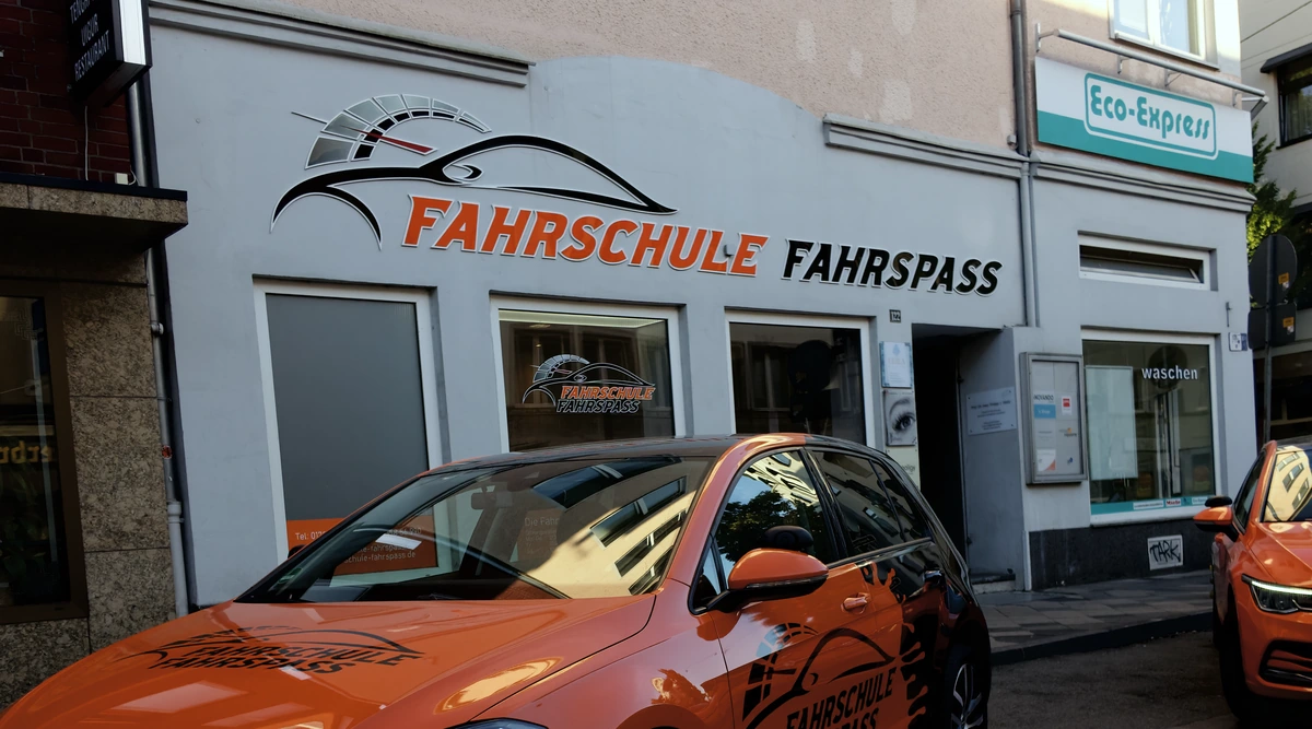 Die Fahrschule Fahrspass auf der Oststraße in Düsseldorf, von der Straße aus gesehen.